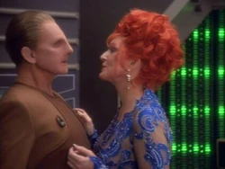 Lwaxana en Odo (2369)