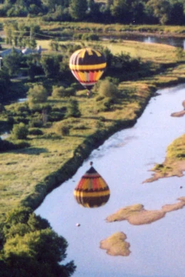 Hot air balloon water reflection Quebec