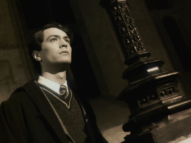 images3.wikia.nocookie.net/__cb20070726165826/harrypotter/images/f/ff/TomRiddle.jpg