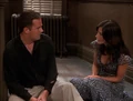 9x08-ChandlerMonicainHallway