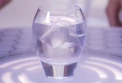 GlasWaterIJsblokjes