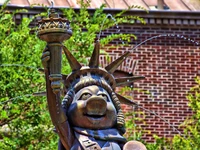 Piggy fountain