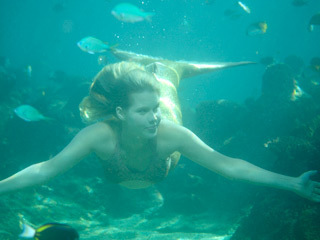 File:Emma-underwater-h2o-just-add-water-9322144-320-240.jpg