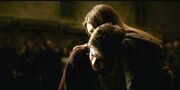 Ginny Weasley mendampingi Harry Potter disamping mayat Dumbledore