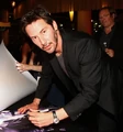 Keanureevessigningautographs