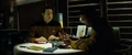 Data und Geordi sitzen am Tisch in Datas Quartier.jpg
