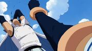 Luffy schlgt mit dem Marinesoldaten zu.