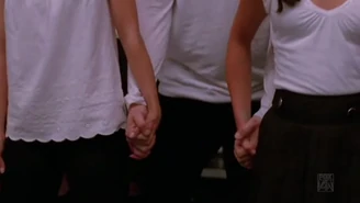 1x07 Finn holds Rachel's hand