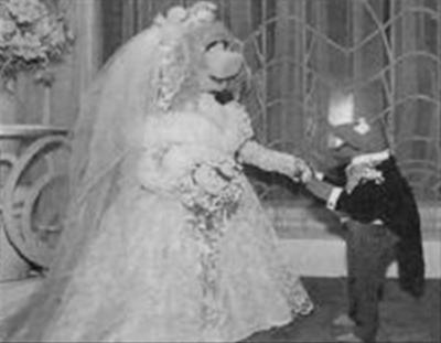 GERAKAN EJEK KERMIT 20101015034434!Kermit_and_piggy_poser_wedding