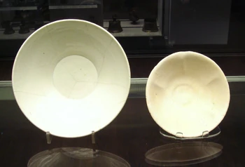 Chinese white ware and Iraqi earthenware bowls 9th 10th century both found in Iraq