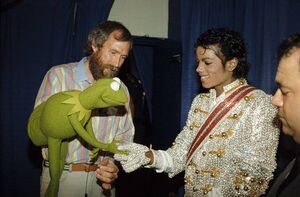 MichaelJackson-and-Kermit-Shake-Hands-(1984-VictoryTour)