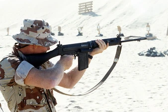 800px-L1A1 DM-ST-91-12005