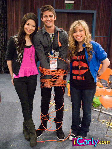 http://images3.wikia.nocookie.net/__cb20101120034116/icarly/images/6/62/64153_2446961450.jpg