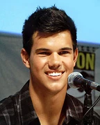220px-Taylor Lautner at the 2009 San Diego Comic Con