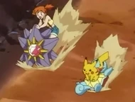 EP033 Misty montada en Starmie y Pikachu en Squirtle de Ash