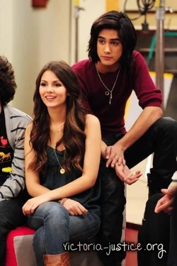 Behind-the-Scenes-Victorious-Photoshoot-avan-and-victoria-17452690-333-500