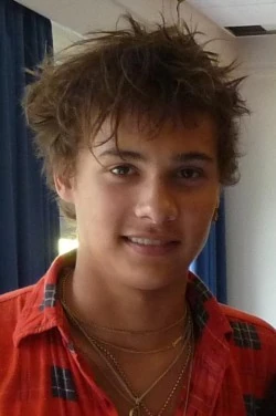 250px-Frank Dillane fan shot