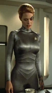 Seven of Nine in silberner Kleidung