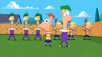 Os Robôs de Phineas e Ferb no quintal.jpg