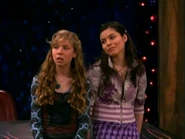 CarlySamreactingtoJakessinging