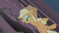 Applejack grabbing a branch S1E02