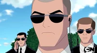 Los tres agentes dandoles ordenes a Gwen y Kevin