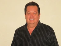 Rubén Moya dubs the voice of the Narrator