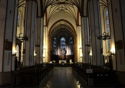 Wnętrze archikatedry św. Jana wieczorem