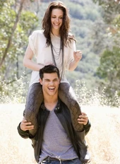 Kristen-stewart-taylor-lautner-ew-outtake