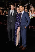 Taylor-lautner-breaking-dawn-premiere-red-carpet-11142011-76
