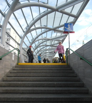 Metro Ratusz Arsenał (przystanek, nowe wiaty).JPG