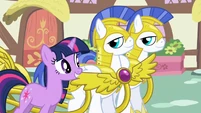 Twilight thanking royal guards S1E01