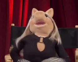 Unscripted-piggy-does-kermit