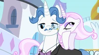 Fleur leaning on Fancypants S02E09