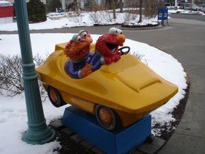 ElmoZoeCoinOperatedRide