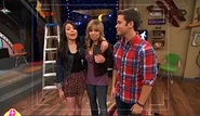 CarlythrowsarmaroundSamiCarly