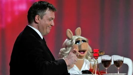 VerleihungDerGoldenenKamera-HapeKerkeling&MissPiggy-(2012-02-04)04