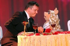 VerleihungDerGoldenenKamera-HapeKerkeling&MissPiggy-(2012-02-04)05