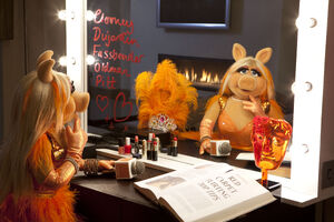BAFTA-MissPiggy-Orange-Hosting-(2012)01