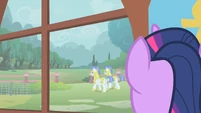 Guards leaving S1E22