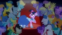 Twilight singing at the Gala S1E26