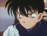 Shinichi cogiendo una prueba