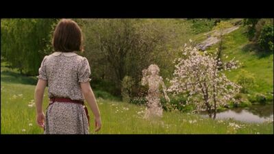 692px-NarnianDryadsWaveToLucy