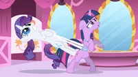 Rarity tightening Twilight's new clothes S01E01