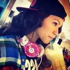 Zendaya hello kitty headphones