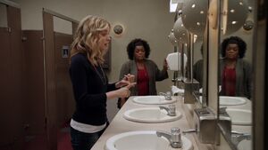1x06-Britta Shirley Bathroom