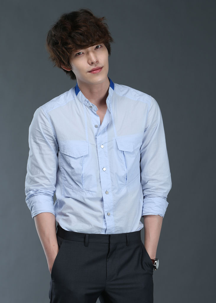 http://images3.wikia.nocookie.net/__cb20120911062707/drama/es/images/2/2e/Kim_Woo_Bin2.jpg