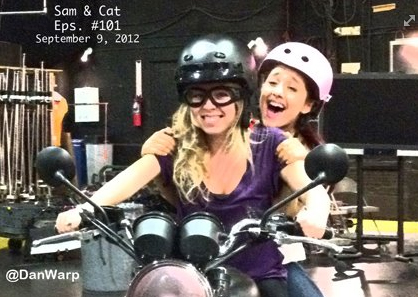 File:Ariana & Jennette On Set Shooting Sam And Cat Episode 101.jpg