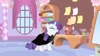 Rarity putting on cloak S1E20