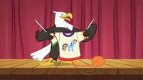 Eagle knits Rainbow Dash a jumper S2E7